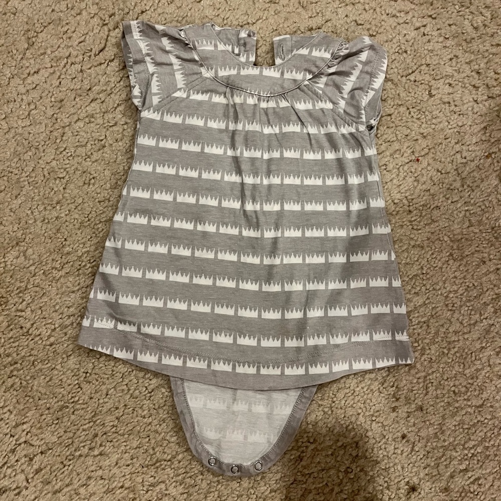 💛 Kate Quinn onesie 6-12m
